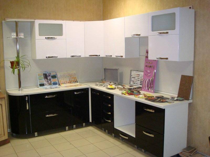 угловая кухня с витриной в Дзержинске