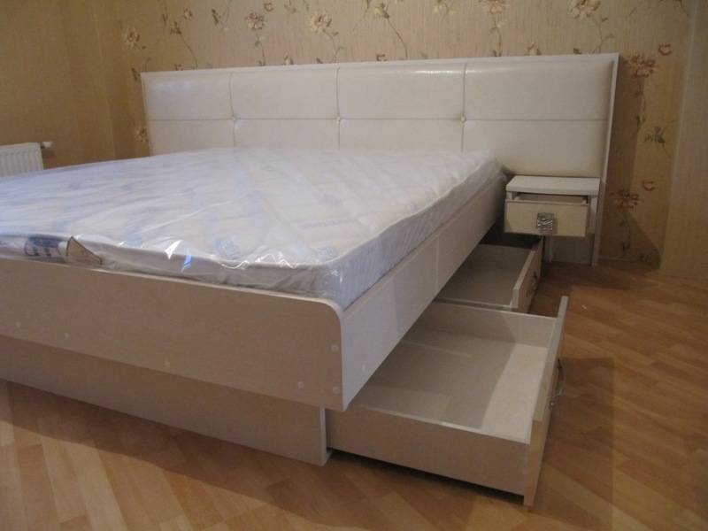 белая кровать с ящиками в Дзержинске