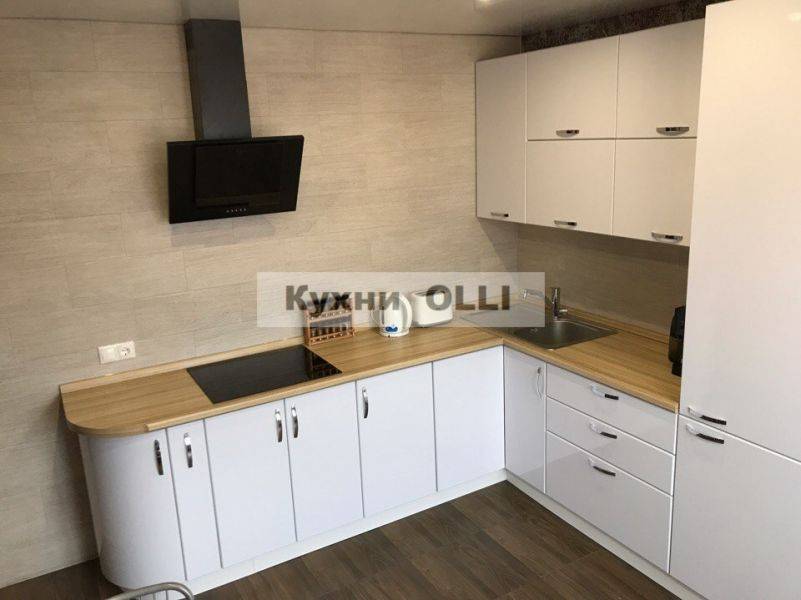 белая угловая кухня в Дзержинске